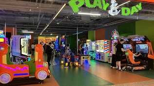 До 5 часов игры на аппаратах и аттракционах в парке развлечений Play Day